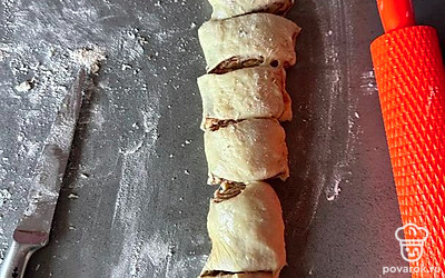 далее закручиваем все в трубочку и разрезаем на равные кусочки.