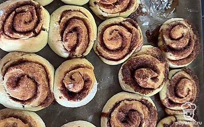 Сливочный сыр и сахарную пудру смешиваем. Готовые булочки смазываем получившимся кремом.