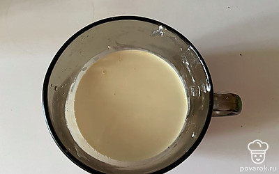 Маргарин растопите в микроволновке до жидкого состояния. 