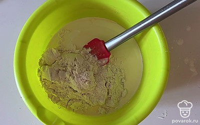 В глубокую миску поместите растопленный маргарин, 200 граммов сметаны и 400 граммов муки. 