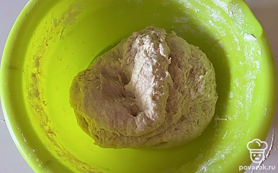 Замешайте однородное тесто. Уберите его в морозилку, пока будете готовить начинку. 