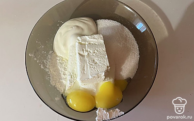 Для начинки в отдельную емкость поместите сахар, оставшуюся сметану, творог, желтки и крахмал. 