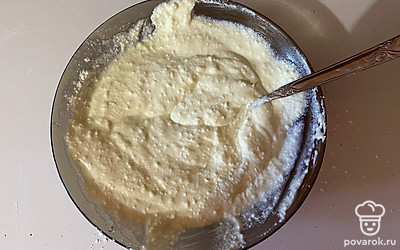 Перемешайте. Получится однородная творожная масса. 