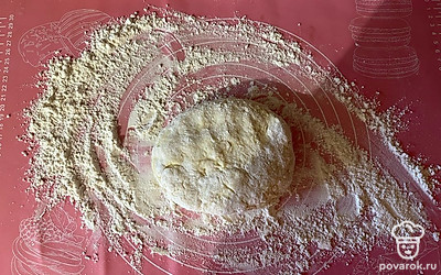 Оставшейся мукой присыпьте рабочую поверхность для работы с тестом. На нее выложите тесто. Для удобства разделите тесто на 3 части. 