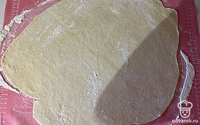 Каждую часть теста раскатайте в тонкий пласт. 