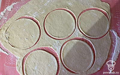Из раскатанного теста вырежьте круги диаметром примерно 10-15 сантиметров. 