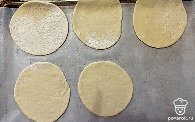 Форму для выпекания застелите пергаментом, выложите на него круги теста. 