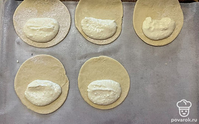 На 1/2 каждого круга теста положите по 1 столовой ложке творожной начинки. 
