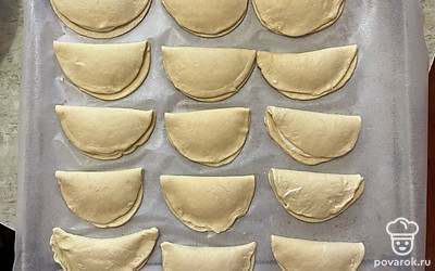 Проделайте шаги 7, 8, 9, 10 и 11 с оставшимися ингредиентами. Отправьте сочники выпекаться в духовку на 30 минут при 190 градусах. 