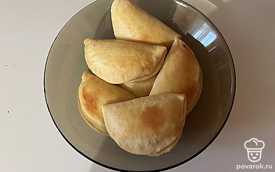 Подавайте сочники к столу с горячим чаем. 