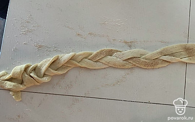 Сделать косичку и посыпать сахаром с корицей.