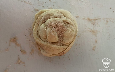 Свернуть косичку в улитку.