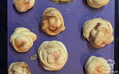 Выложить плюшки на противень и смазать взбитым яйцом. Отправить в духовку на 15 минут при 180 градусах.
