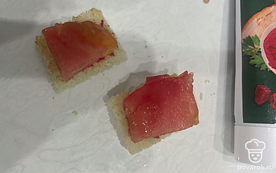 Положите на хлеб ломтики помидора.