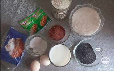 Подготовьте все ингредиенты. Мак залейте горячей водой и отставьте в сторону. 