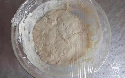 Замешайте тесто. Подогрейте молоко, добавьте дрожжи и сахар, оставьте на 10 минут. После добавьте соль и постепенно вводите муку, постоянно перемешивая. Замесите тесто, накройте пищевой пленкой и оставьте на 1 час (оно поднимется).