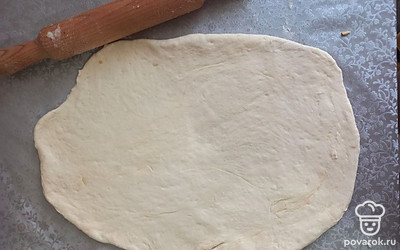 Раскатайте тесто в тонкий пласт. 