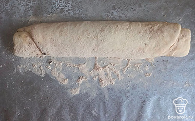 Сверните в плотный рулет. 