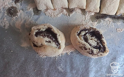 Нарежьте тесто кусочками по 5 сантиметров шириной.