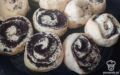 Выложите на смазанный маслом противень и отправьте в разогретую до 180 градусов духовку. Выпекайте 30-35 минут. 