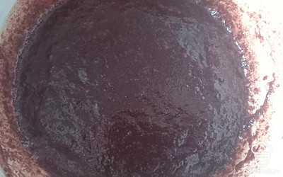 Приготовьте шоколадный крем. Смешайте 100 граммов молока с какао и сахарной пудрой, доведите до кипения на медленном огне. 