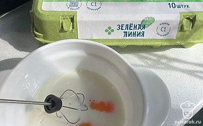 Смешайте 2 куриных яйца, щепотку соли и молоко. Взбейте венчиком или вилкой. Должна получиться однородная смесь.