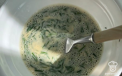 Помойте пучок укропа и нарежьте. Смешайте укроп с яйцами.