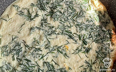 Раскалите антипригарную сковороду. Кисточкой нанесите несколько капель растительного масла. Вылейте яичную смесь и жарьте на небольшом огне под крышкой.