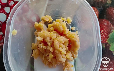 Выложите в емкость готовую чечевицу. 