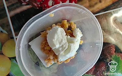 Добавьте творожный сыр. 