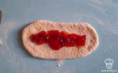 Две чайные ложки варенья распределите по центру.