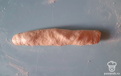Сверните тесто в колбаску.