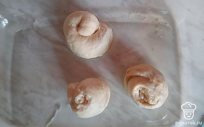 Огнеупорную форму для запекания смажьте маслом, выложите булочки. Выпекайте при 190 градусах 20 минут.