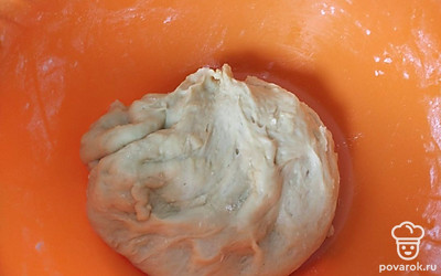 Для теста соедините молоко, растительное масло, соду, яйцо и муку. Замешайте тесто. Дайте отдохнуть.