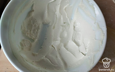 Для начинки смешайте творог, сахар и белок. Пробейте в блендере.