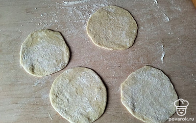 Тесто разделите на небольшие шарики и раскатайте в круг диаметром 8-10 сантиметров и толщиной 0,5 сантиметров.