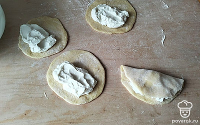 Выложите начинку и накройте половинкой. Получится форма сочников.