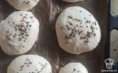 Сформировать булочки, посыпать кунжутом, оставить на 40 минут. 