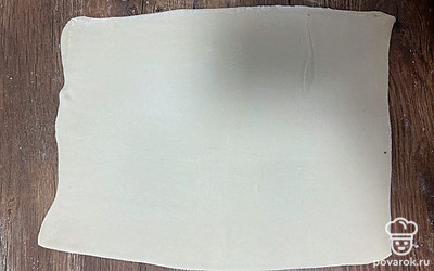 Тесто присыпьте мукой и раскатайте.