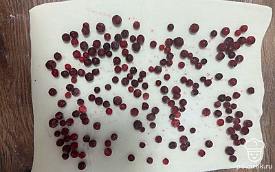 Бруснику распределите по тесту.