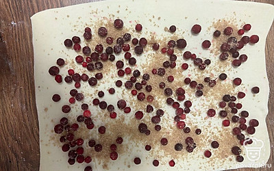 Посыпьте сахаром.