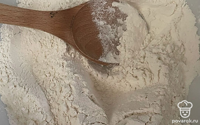 Соду смешайте с мукой.