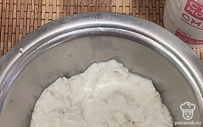 Приготовьте творожную начинку для сочней. Смешайте одно яйцо, столовую ложку сметаны, 50 грамм сахара, творог. Хорошо разомните массу вилкой, чтобы не было комочков.