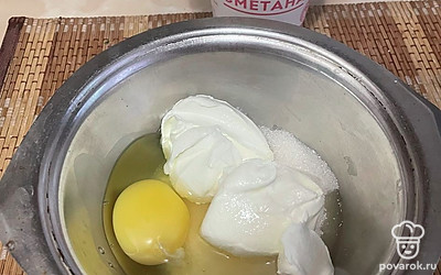 Для теста в отдельной емкости смешайте миксером яйцо, остальную сметану и сахар, ванилин, соль и масло комнатной температуры.
