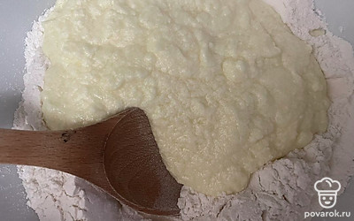 Добавьте муку с содой. Соберите тесто в шар.