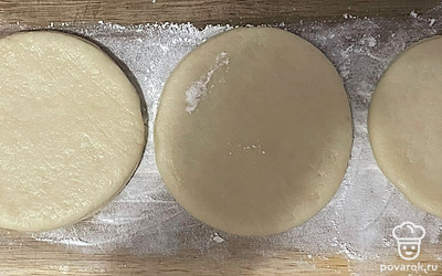 Раскатайте тесто, из теста вырежьте стаканом кружочки.