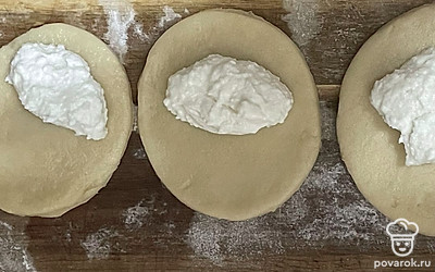 На одну часть положите начинку и накройте другой частью теста.