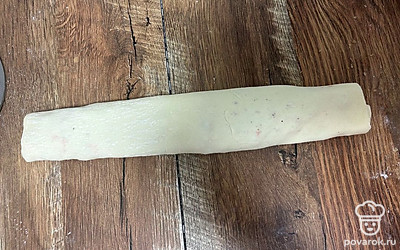 Заверните в рулетик и защипните края.