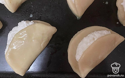 Выложите заготовки сочней на противень, смажьте желтком. Выпекайте около 20-25 минут при 180 градусах.