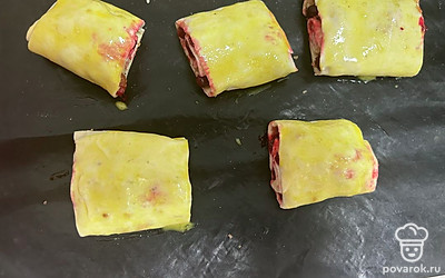 Смажьте заготовки яйцом. Отправьте в разогретую до 180 градусов духовку на 25 минут.